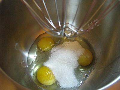 Смешать яйца, соль и сахар